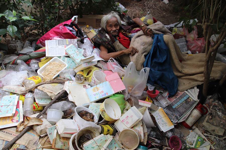 台湾地区出现野人？8旬老翁孤身住树丛垃圾堆23年