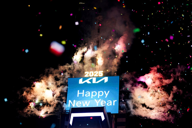 影》纽约大苹果震撼降落2025迎新年 百万群眾嗨翻涌入