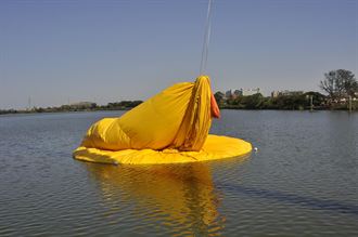 風勢平穩 黃色小鴨重現後湖塘