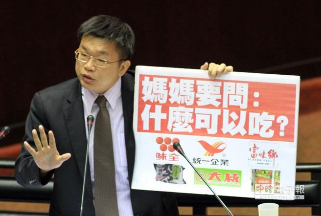 民進黨立委蔡其昌12日在立法院施政總質詢中，針對黑心油風暴延燒，詢問江揆:「媽媽要問什麼可以吃？」（王遠茂攝）
