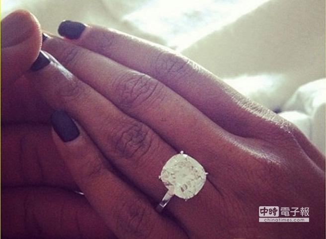 韦德用大钻戒套牢女友。（图/摘自网路）