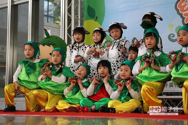 日光森林幼稚園學童今天以乳牛裝、芭樂裝等造型又唱又跳，為這次的「大社三寶農特產觀光季」揭幕。（連冠寧攝）