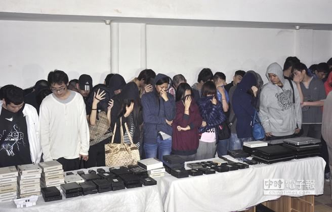 有32名台灣人、5名大陸人、2名孟加拉人涉嫌非法經營網路電話，遭孟加拉警方逮捕。（新華社）