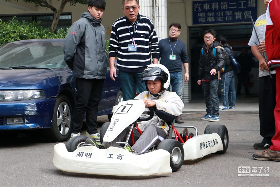 私立開明高職開辦寒假「急速賽車手」體驗營，讓國中生享受在跑道上開卡丁車競速、甩尾的快感。 （孟祥傑攝）