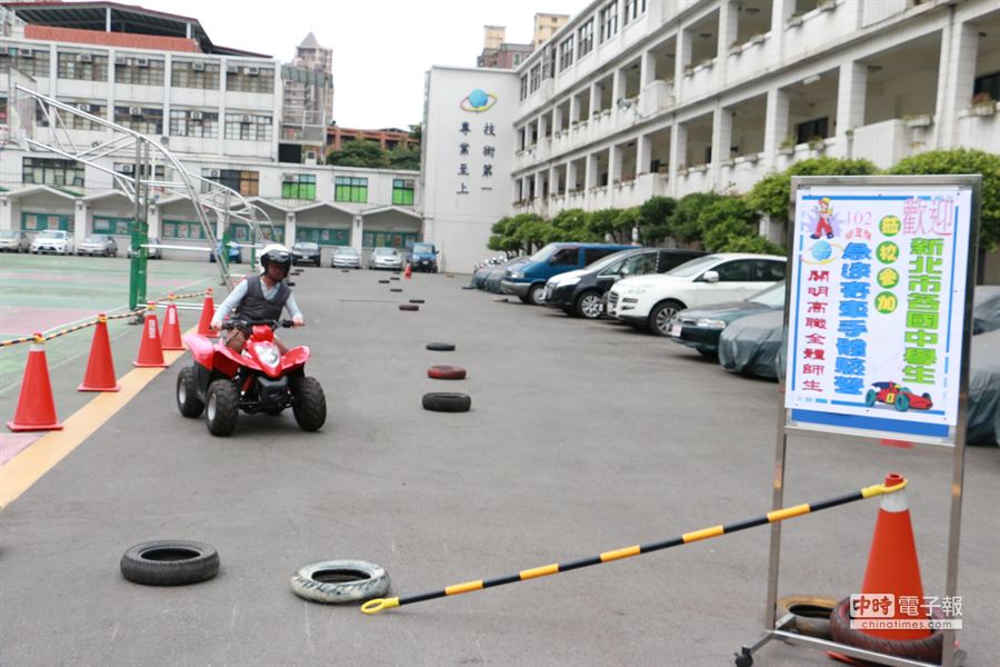 私立開明高職開辦寒假「急速賽車手」體驗營，讓國中生享受在跑道上開沙灘車競速、甩尾的快感。 （孟祥傑攝）