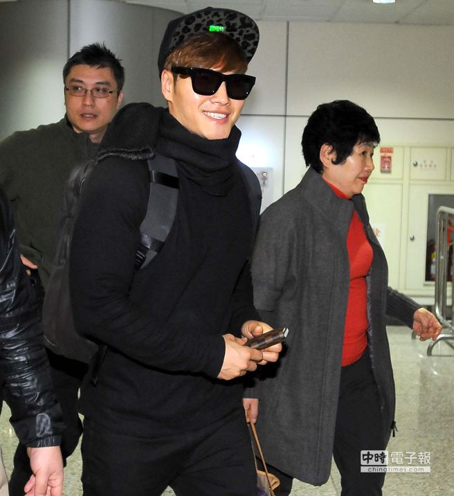 1月24日，韓星金鐘國與母親(右)自首爾搭機來台。(本報資料照片) 