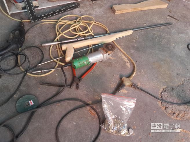 警方逮捕通緝犯意外查獲用牛樟木打造的土製槍枝。（楊漢聲翻攝）