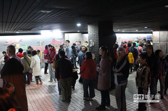 排隊人龍貫穿板橋區府中路地下道，顯見民眾求「財」若渴。（郭逸攝）