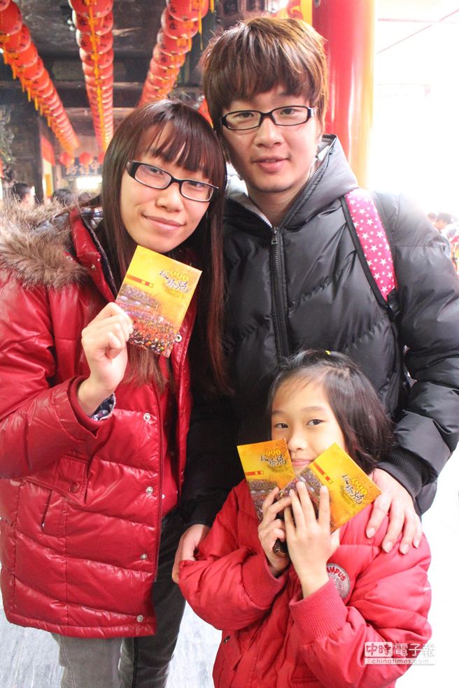 張先生全家自花蓮遠道返回板橋娘家，每年都會到慈惠宮領取發財金。（郭逸攝）