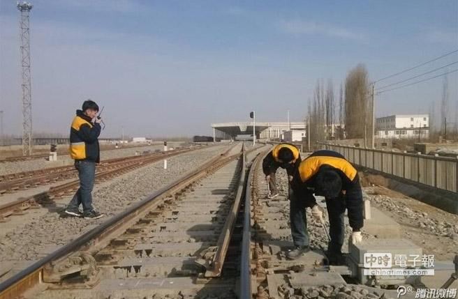 新疆和田地區于田縣發生芮氏7.3地震，喀和鐵路和田至墨玉間封鎖，目前鐵路工作人員正在對線路、設備進行檢查，待確認良好後即可開通，恢復正常運行。（天山網）