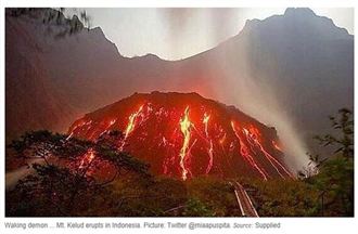 印尼火山爆發 岩漿灰燼猛竄 景像駭人