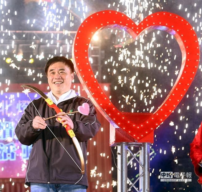 郝龍斌2月14日晚間在台北燈節會場，扮起愛神邱比特。（中時資料照，鄧博仁攝）