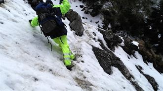 女登山客疑墜谷 救難人員發現背包