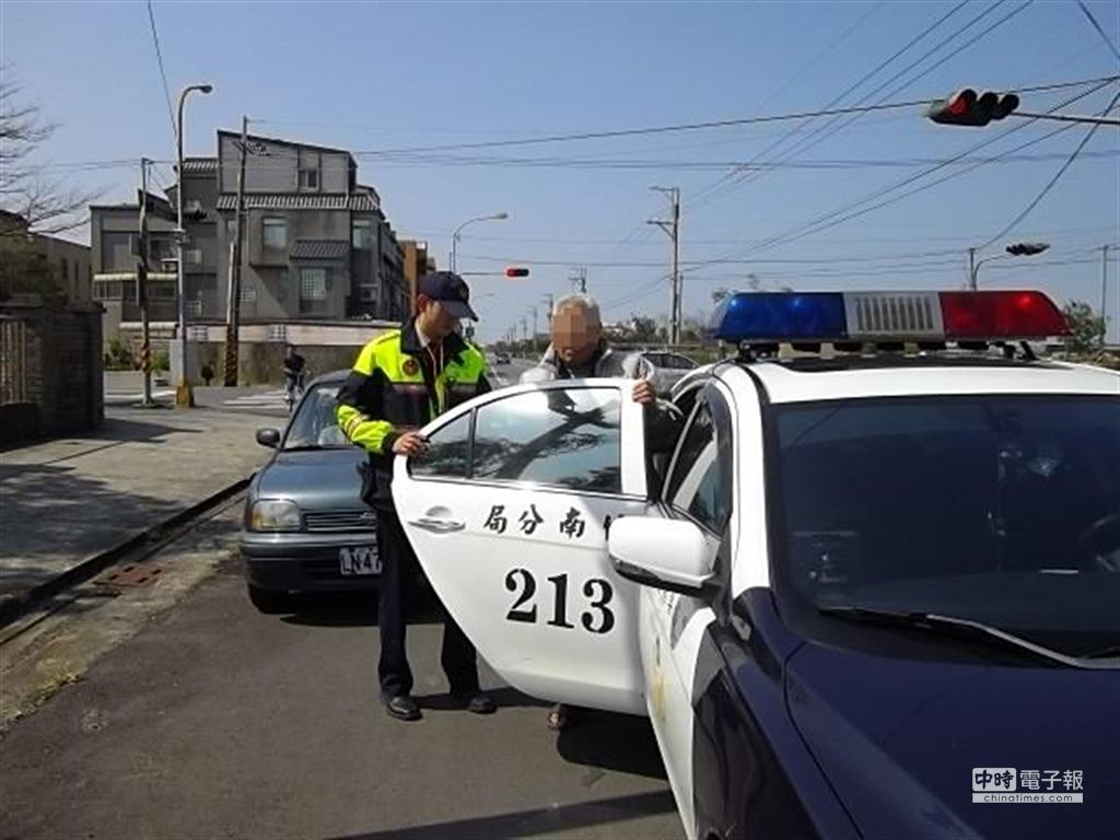 翁騎車跌倒竹南警護送返家 社會 中時