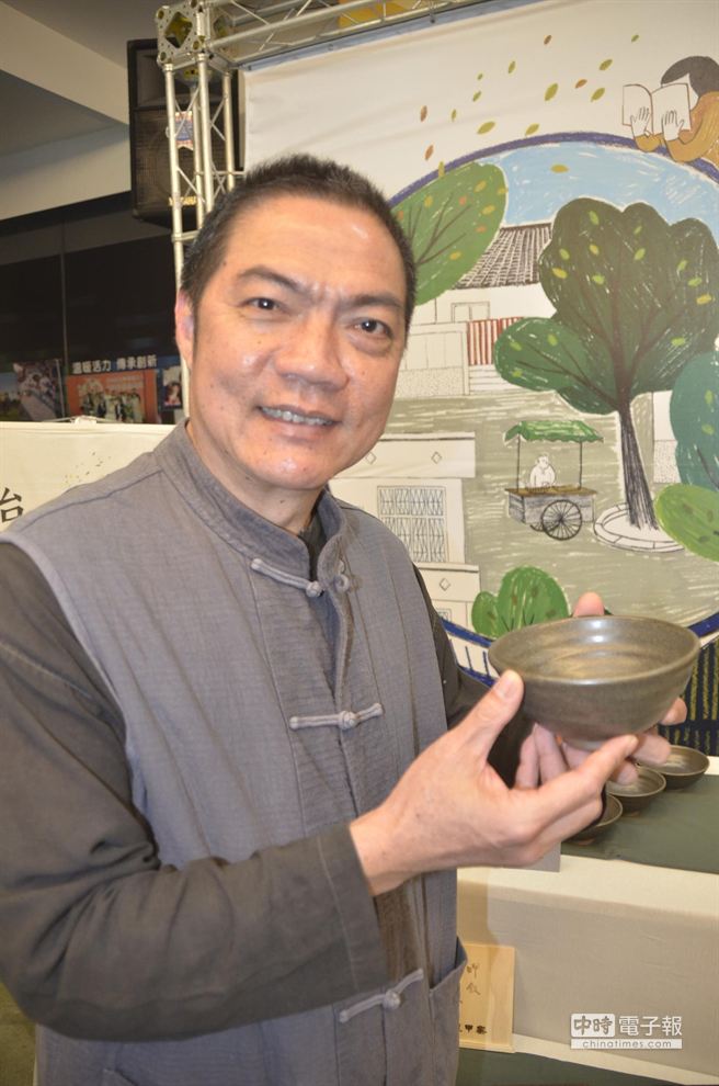 陶藝家黃怡文接受台南市府勞工局委託創作的陶碗。（周曉婷攝）