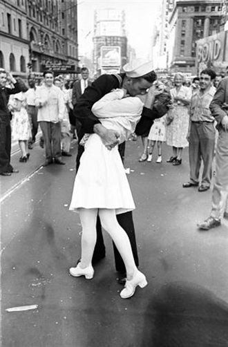 二戰結束經典擁吻照 男主角病逝