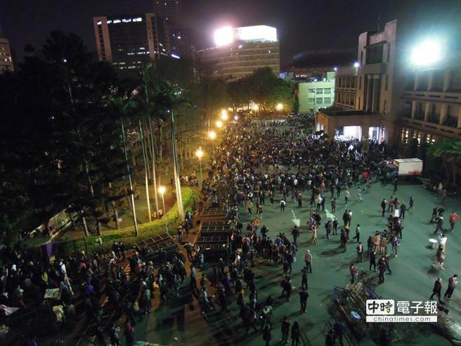 凌晨0點，上千學生集結政院前方，高喊「退回服貿」。（朱真楷攝）