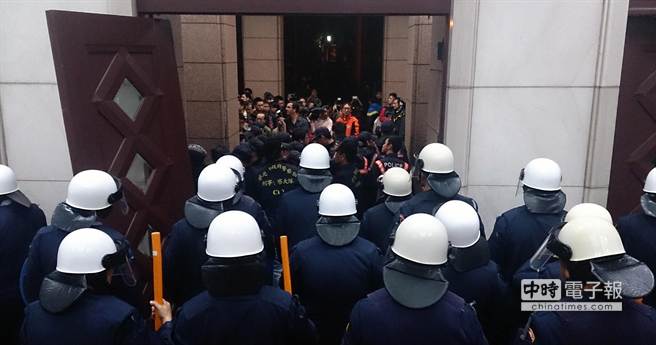 全副武裝的鎮暴警察凌晨在行政院一樓大庭就位，準備執行驅離行動。（王爵暐攝）