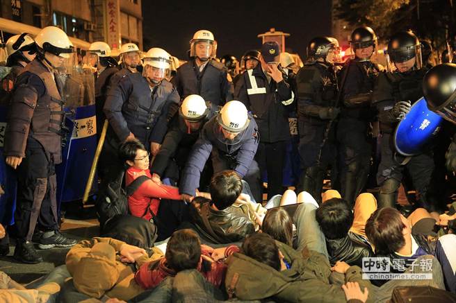 鎮暴警將行政院外民眾清空。（方濬哲攝）