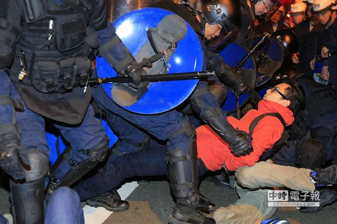 警察將一名民眾抬離。（方濬哲攝）