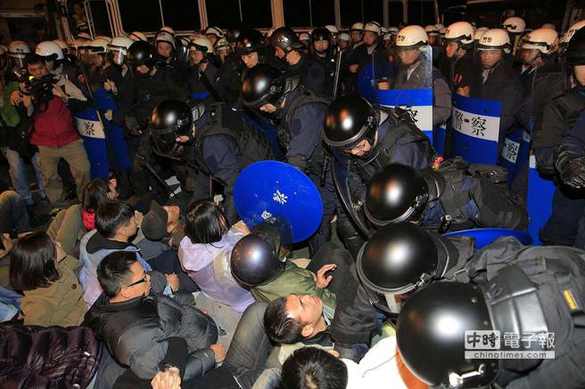鎮暴警將行政院外民眾清空。（方濬哲攝）