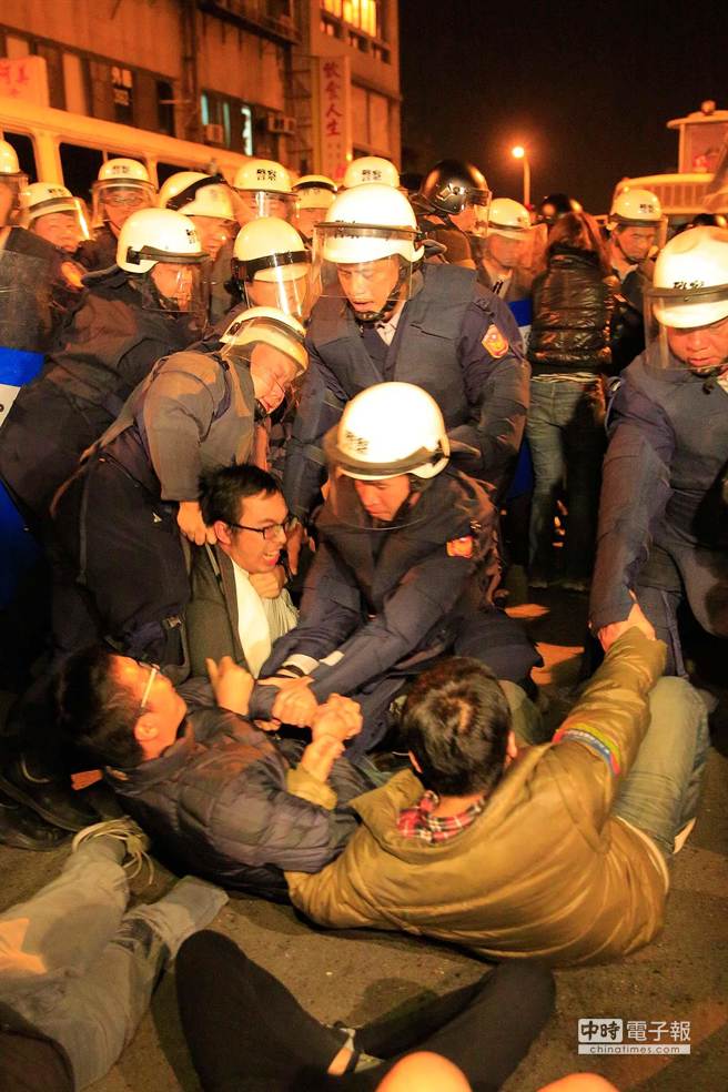 警察將一名民眾抬離。（方濬哲攝）