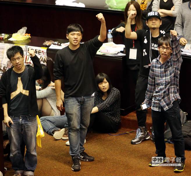 陳為廷等人24日凌晨在議場中呼喊口號「停止國家暴力，撤回鎮暴警察」為外面的學生加油。（陳志源攝）