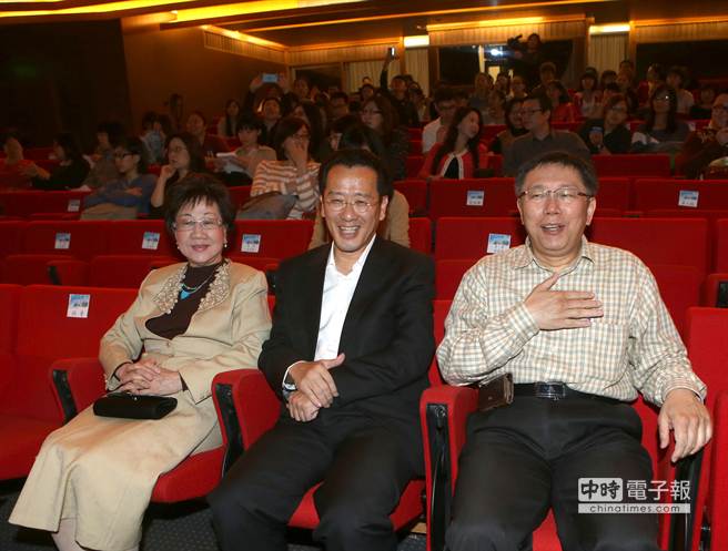 《青青的進擊》首映前副總統呂秀蓮（左起）、律師顧立雄、台大醫師柯文哲出席。（王英豪攝）