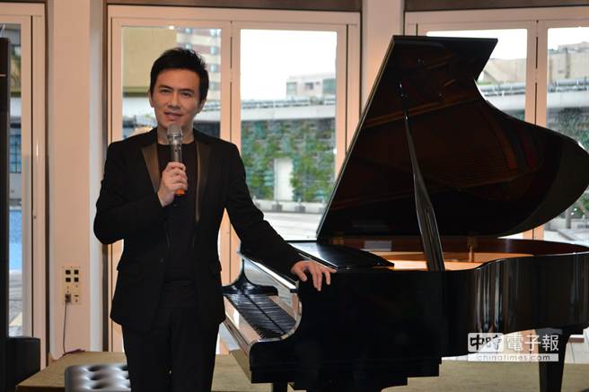鋼琴王子陳冠宇應花蓮文化局「太平洋左岸藝術季」之邀，將於本月25日於文化局音樂廳舉行音樂會。陳冠宇表示，此次找來日本人氣鋼琴家安達朋博來花蓮「雙鋼琴」彈奏，屆時台日琴鍵交鋒，絕對是一場頂尖對決。（簡浩正攝）