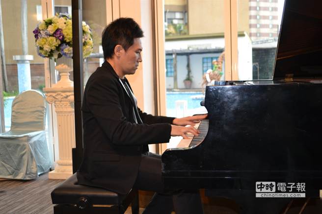 在花蓮翰品酒店的宣傳會上，陳冠宇更小試身手彈奏2首曲子，分別是貝多芬的《月光鋼琴演奏曲》及蕭邦的《波蘭舞曲－英雄》，蘊含濃情與激昂的彈奏，讓現場民眾聽的如痴如醉。（簡浩正攝）