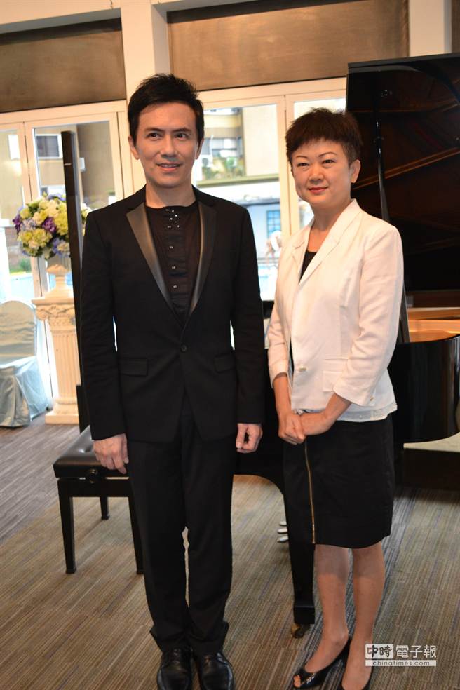 花蓮縣文化局長陳淑美（圖右）感謝陳冠宇再次前來花蓮演出，培養花蓮民眾文藝氣息。（簡浩正攝）