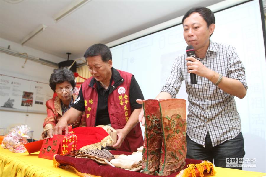 安平開臺天後宮天上聖母傳承三百年的媽祖服飾、戰袍、鳳釵、三寸金蓮繡花鞋等珍貴文物。(林文煌攝)