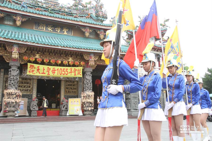 旗隊藝陣大賽開幕表演由家齊女中旗儀隊挑起大樑。(林文煌攝)