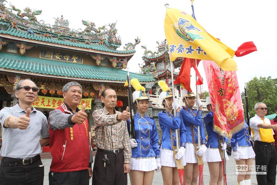 安平開臺天後宮主委張省吾與總幹事陳宏明等人，歡迎全國民眾參觀媽祖遶境。(林文煌攝)