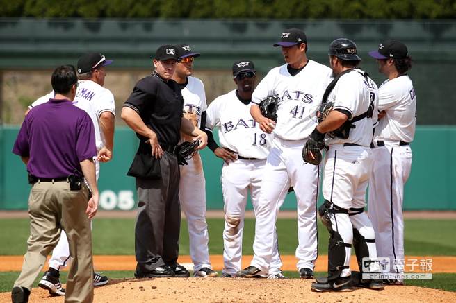 王建民在比賽中下背緊繃，總教練雷戈曼在3局上喊暫停，並帶著防護員入場詢問建仔傷勢。（李弘斌攝）
