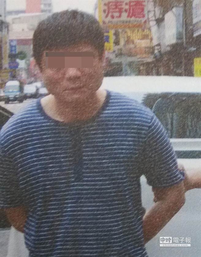 陈姓男子连续3次到超商偷窃洋酒，欲再犯案时被报警逮捕。(简光义翻摄)