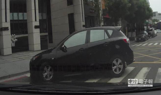 陈姓、林姓、刘姓男子拉K开车被追捕，正窃笑警察开车技术不过如此躲过追缉，想不到转个弯就被逮捕。(简光义翻摄)