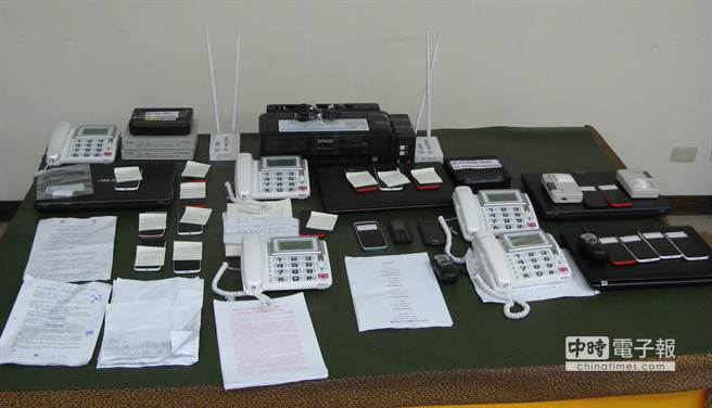 警方乔装「大肠包小肠」摊贩，破获诈骗集团机房，查扣电脑主机及电话等诈骗工具。(简光义翻摄)