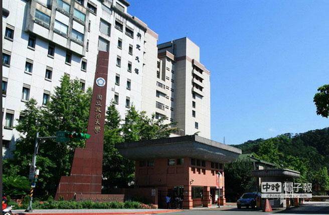 政大提出今年8月起要漲學雜費，教育部長蔣偉寧表示，至多可以漲1.37％，但還要送教育部審議通過才能實施。(資料照片)