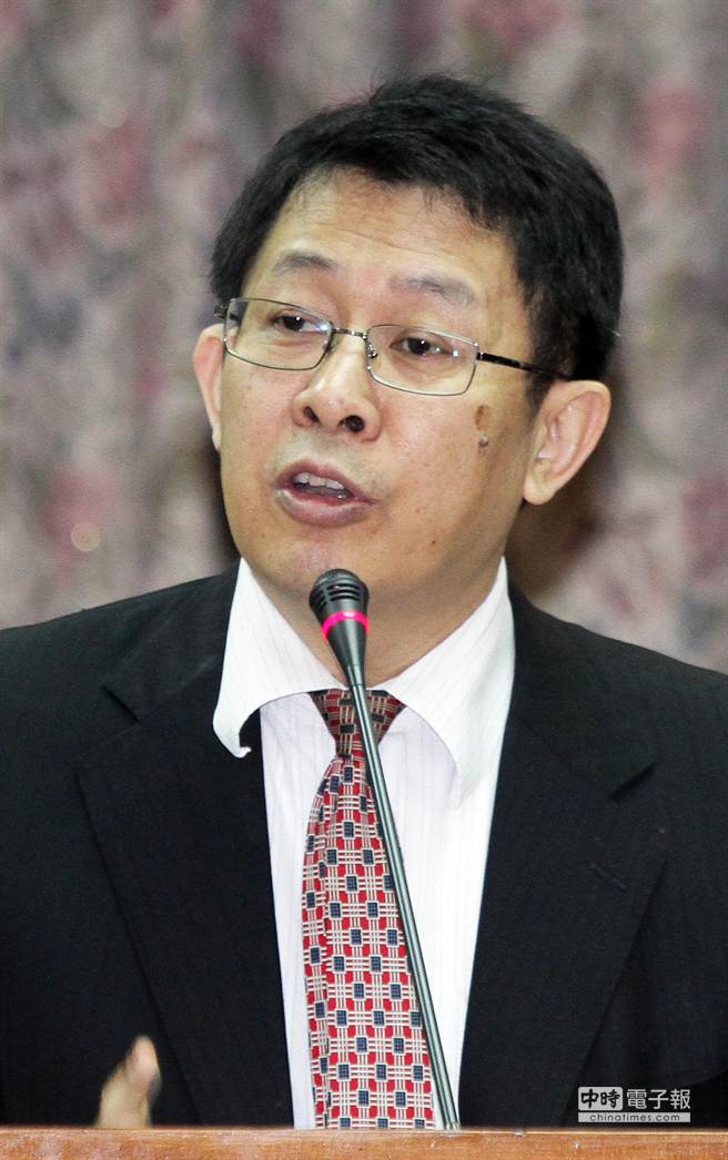 教育部長蔣偉寧30日參加立法院教育及文化委員會。在聽立委質詢時，當場學習說客家話。（王遠茂攝）