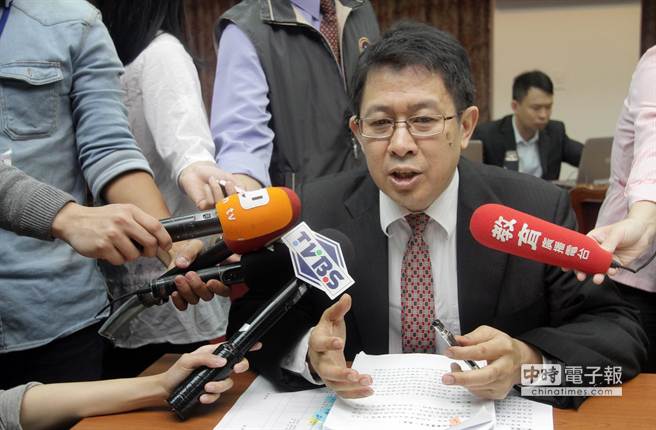 教育部長蔣偉寧30日指出，按照現行機制，大學可以提出調整學費；如果有學校提出，就會按程序審核。他並提醒學校必須經過校內民主機制，讓財務透明、資訊公開，和學生、家長多溝通。（王遠茂攝）