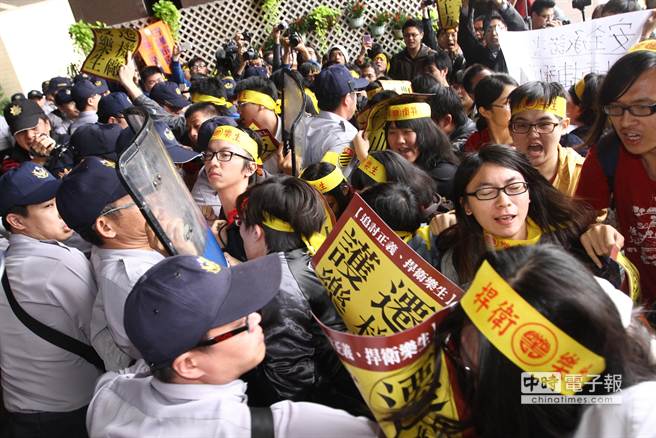 樂生抗議民眾與警方推擠。（趙雙傑攝）