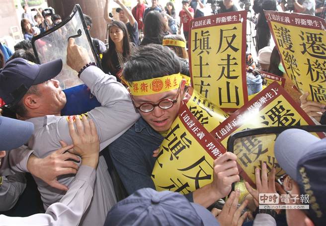 雙方爆發推擠衝突。（趙雙傑攝）