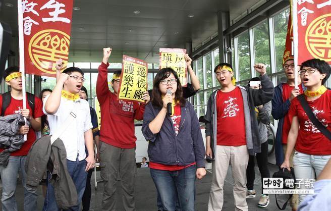 青年樂生聯盟在捷運門口表示要無限期佔領捷運。（趙雙傑攝）