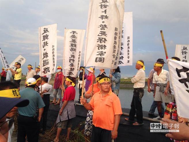 嘉義縣義竹鄉東、西過村民反卜蜂蓋養雞場，清晨再度集結，把吊車擋在村外。（呂妍庭翻攝）