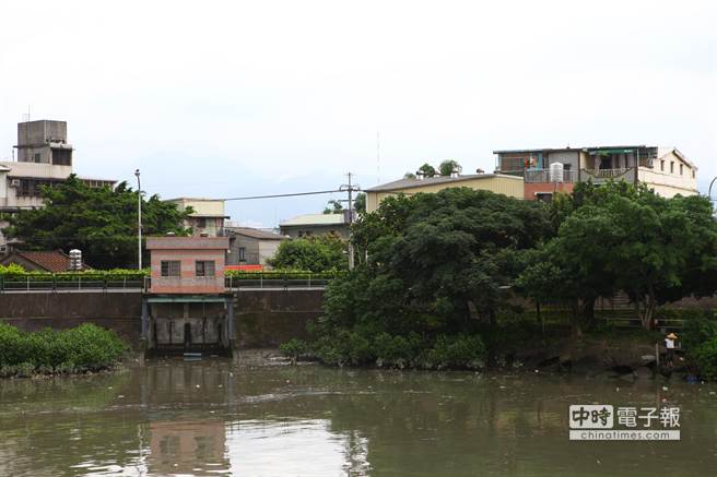 淡水河整治花費300億還是重度汙染，甚至被民代發現預算亂花。（張立勳攝）