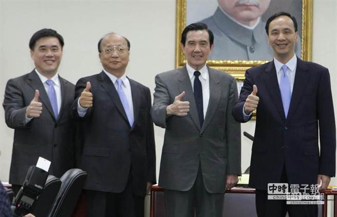 國民黨主席馬英九總統日前主持中常會，頒發副主席證書給新任副主席新北市長朱立倫（右）、台中市長胡志強（左二）、台北市長郝龍斌（左）。（本報系資料照片 王遠茂攝）