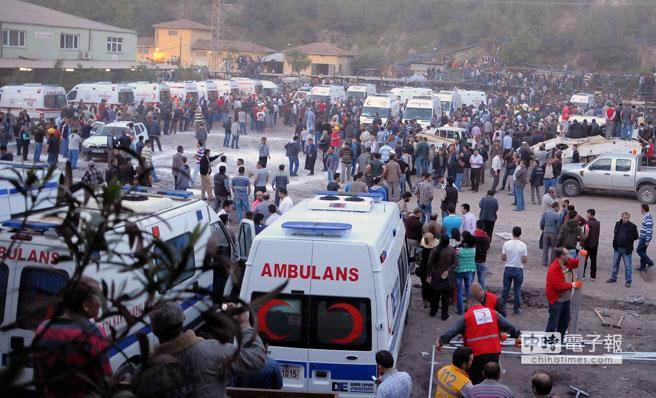 土耳其負責救援任務的官員稱，至少有四組營救人員已經分頭進入礦坑，爆炸起火後的濃煙是目前營救任務的最大障礙。救援人員正設法救出困在坑內的礦工，他們正在向礦坑內輸送新鮮空氣。（圖／美聯社）