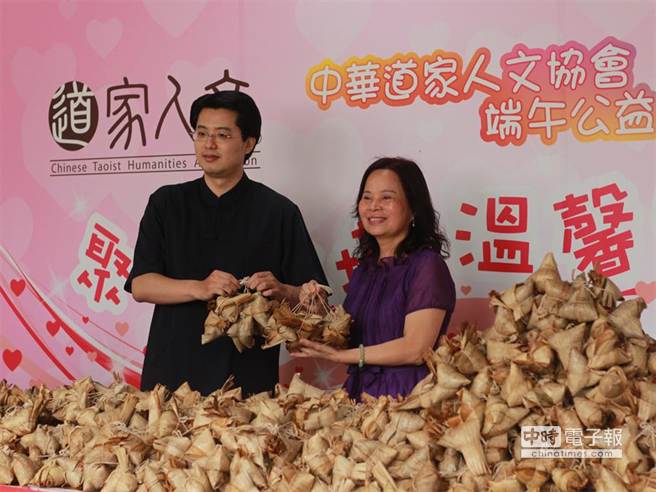 中華道家人文協會理事長紫嚴導師（左）率志工捐贈5000顆愛心粽，由新北市社會局李麗圳（右）代表受贈。（郭逸攝）