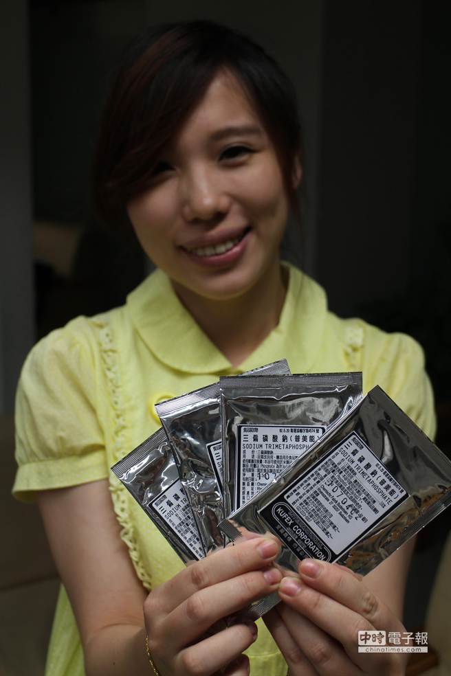 即日起將在各區公所發放讓鹼粽更Q彈的「三偏磷酸鈉」，限量1000份，讓民眾可以吃得安心。（池雅蓉攝）